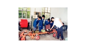 實驗指導教師給學生演示平整度儀操作工程