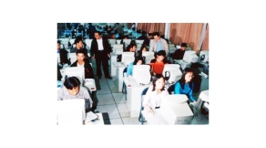 汽車專業(yè)多媒體教室內(nèi),教師指導學生進行畢業(yè)設計