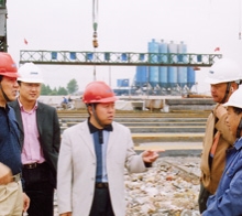       圖為學(xué)院畢業(yè)生韋世國(guó)副局長(zhǎng)（左一）、學(xué)院畢業(yè)生九泰公司 總經(jīng)理關(guān)和平（中）在施工現(xiàn)場(chǎng)